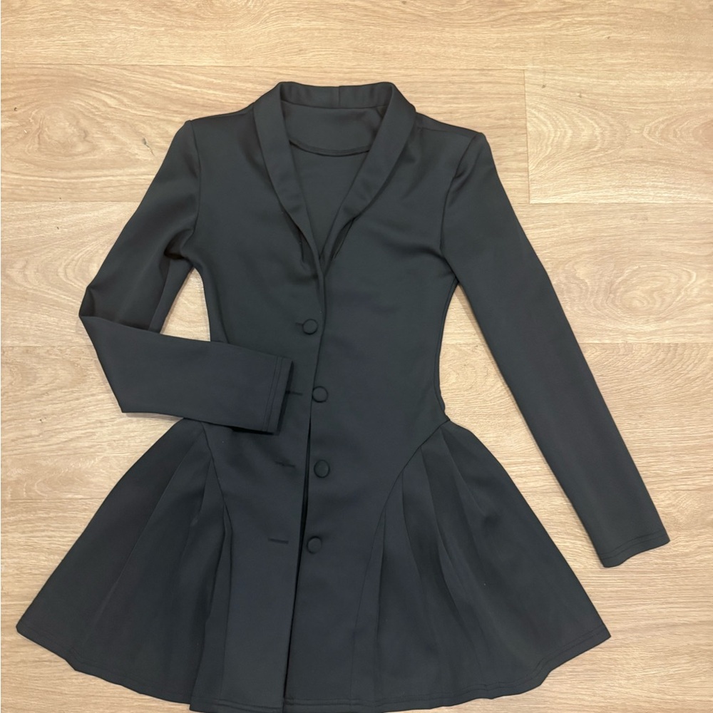 Chic Black Flared Blazer